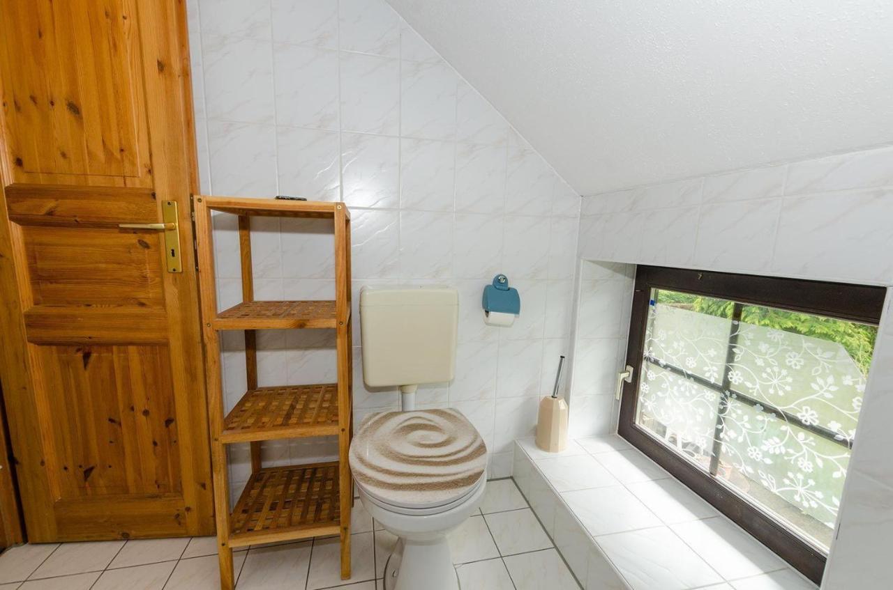 3-Raum-Fewo-Fuer-5-Personen-1-Aufbettung-Auf-Ruegen Apartment Schaprode Bagian luar foto
